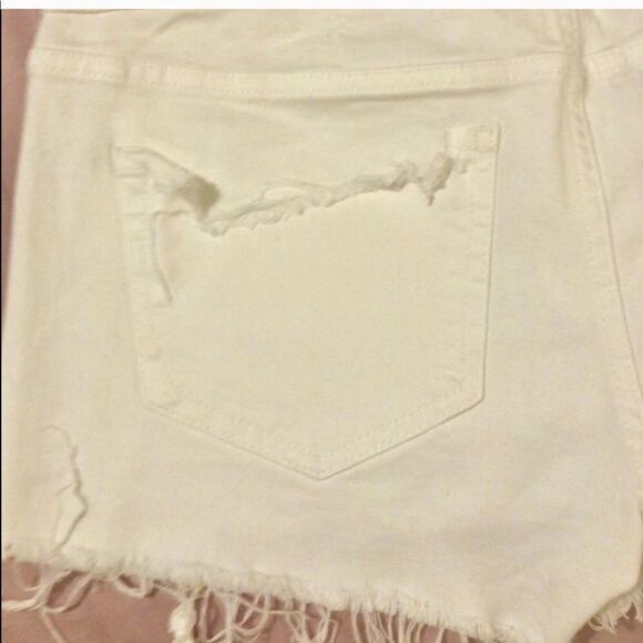 ✨ White Destroyed Denim Cutoff Shorts✨ - Picture 6 of 7